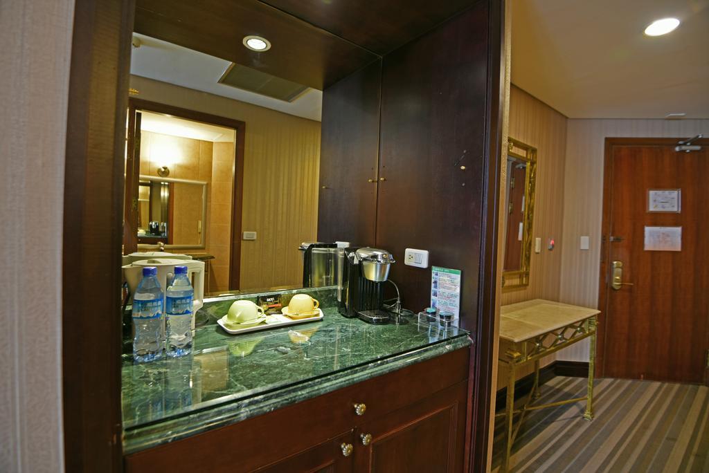 Wei-Yat Grand Hotel Тайнань Экстерьер фото